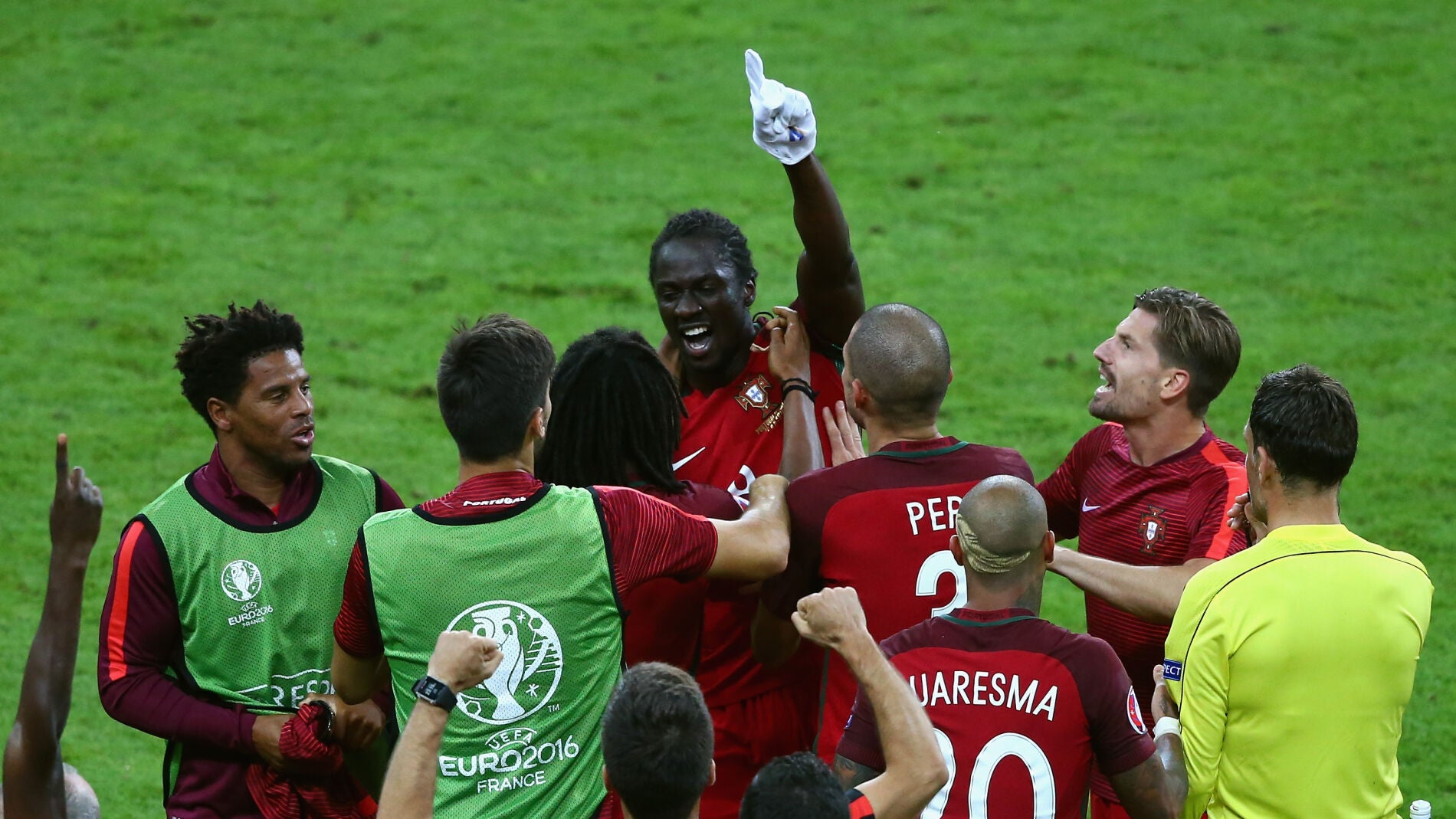 &Eacute;der celebra su gol ante Francia