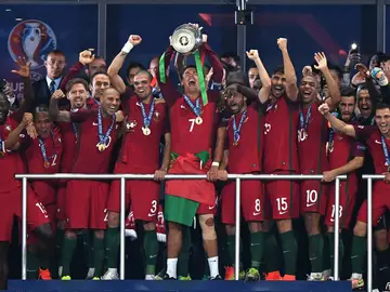Cristiano alzando la Eurocopa junto a su compañeros de Portugal Cristiano alzando la Eurocopa junto a su compañeros de Portugal
