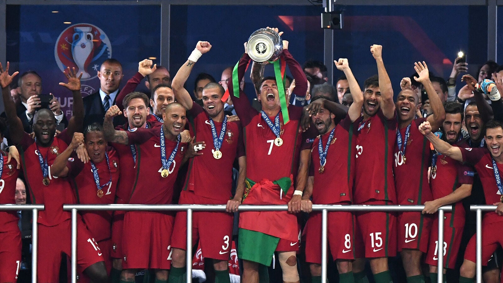 Portugal gana a Francia con gol de Eder y se lleva la primera Eurocopa de su historia