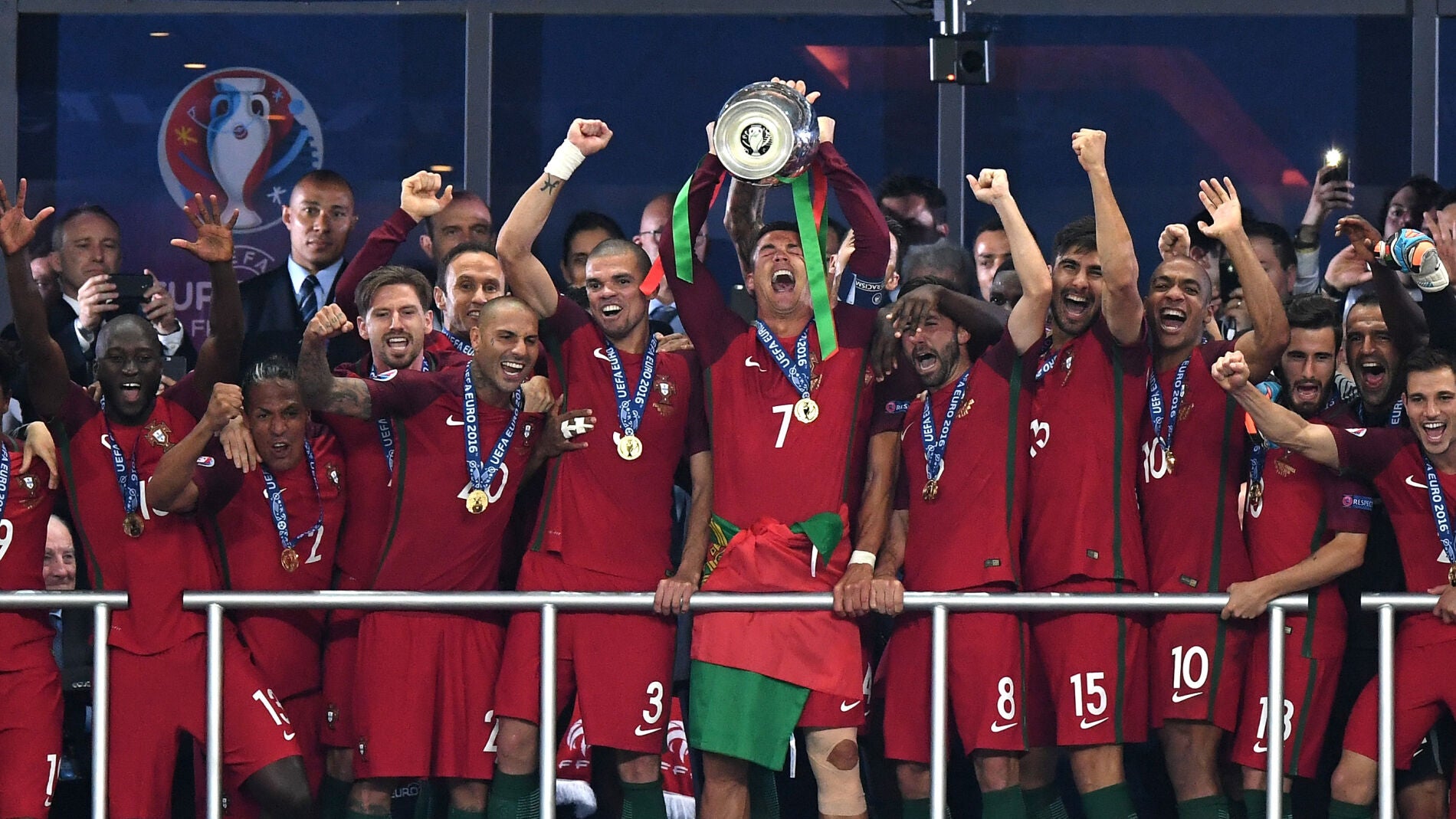 Cristiano alzando la Eurocopa junto a su compa&ntilde;eros de Portugal