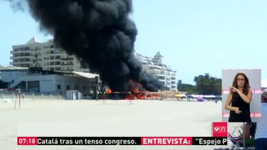 Un incendio calcina un chiringuito en la playa de El Cable en Marbella
