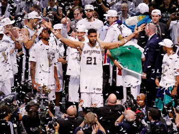 Tim Duncan celebra la victoria de los Spurs en las Finales de 2014