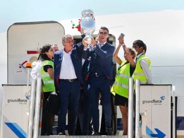 La selección portuguesa con el trofeo de la Eurocopa en el aeropuerto de Lisboa