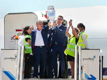 La selección portuguesa con el trofeo de la Eurocopa en el aeropuerto de Lisboa La selección portuguesa con el trofeo de la Eurocopa en el aeropuerto de Lisboa