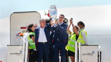 La selección portuguesa fue recibida en el aeropuerto de Lisboa con gritos de 