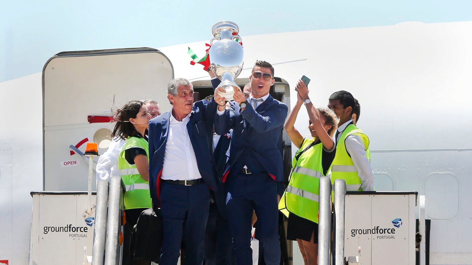 La selecci&oacute;n portuguesa con el trofeo de la Eurocopa en el aeropuerto de Lisboa