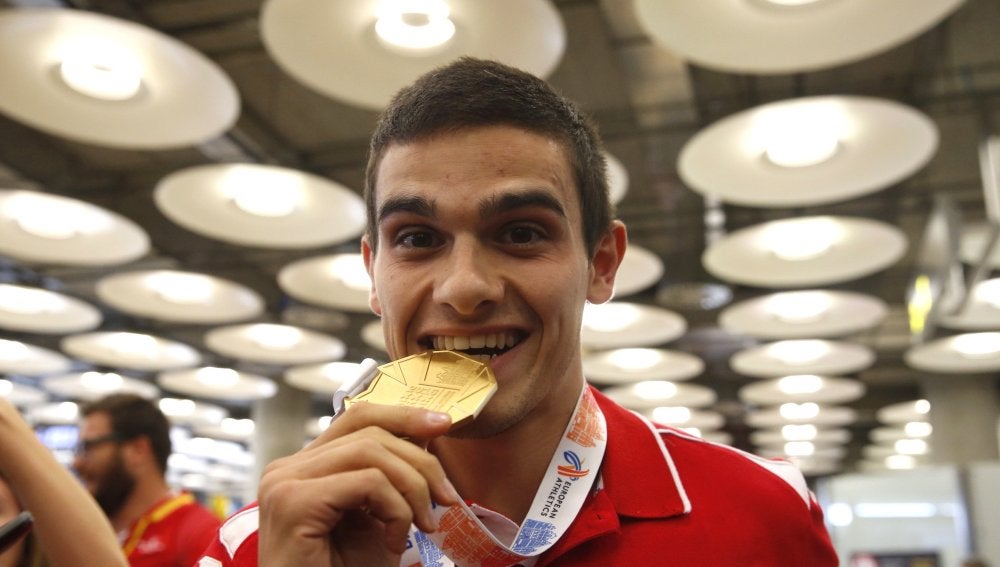 Bruno Hortelano muerde su medalla de oro