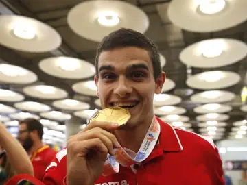 Bruno Hortelano muerde su medalla de oro Bruno Hortelano muerde su medalla de oro