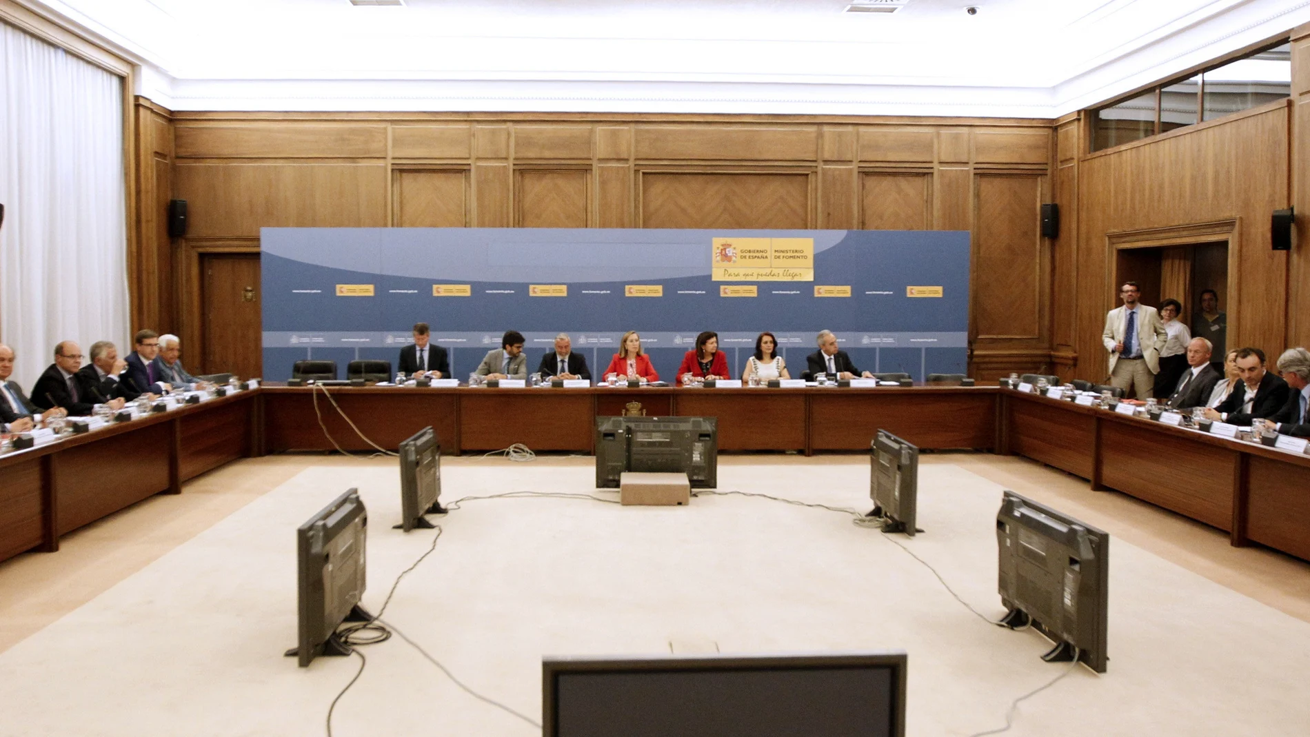 Un momento de la reunión que la ministra de Fomento en funciones, Ana Pastor, mantiene con las compañías aéreas Un momento de la reunión que la ministra de Fomento en funciones, Ana Pastor, mantiene con las compañías aéreas