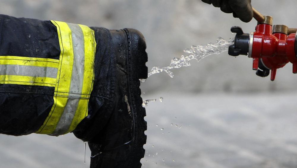 Bombero limpia sus botas