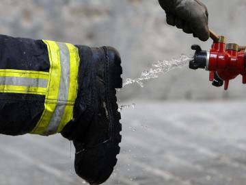 Bombero limpia sus botas