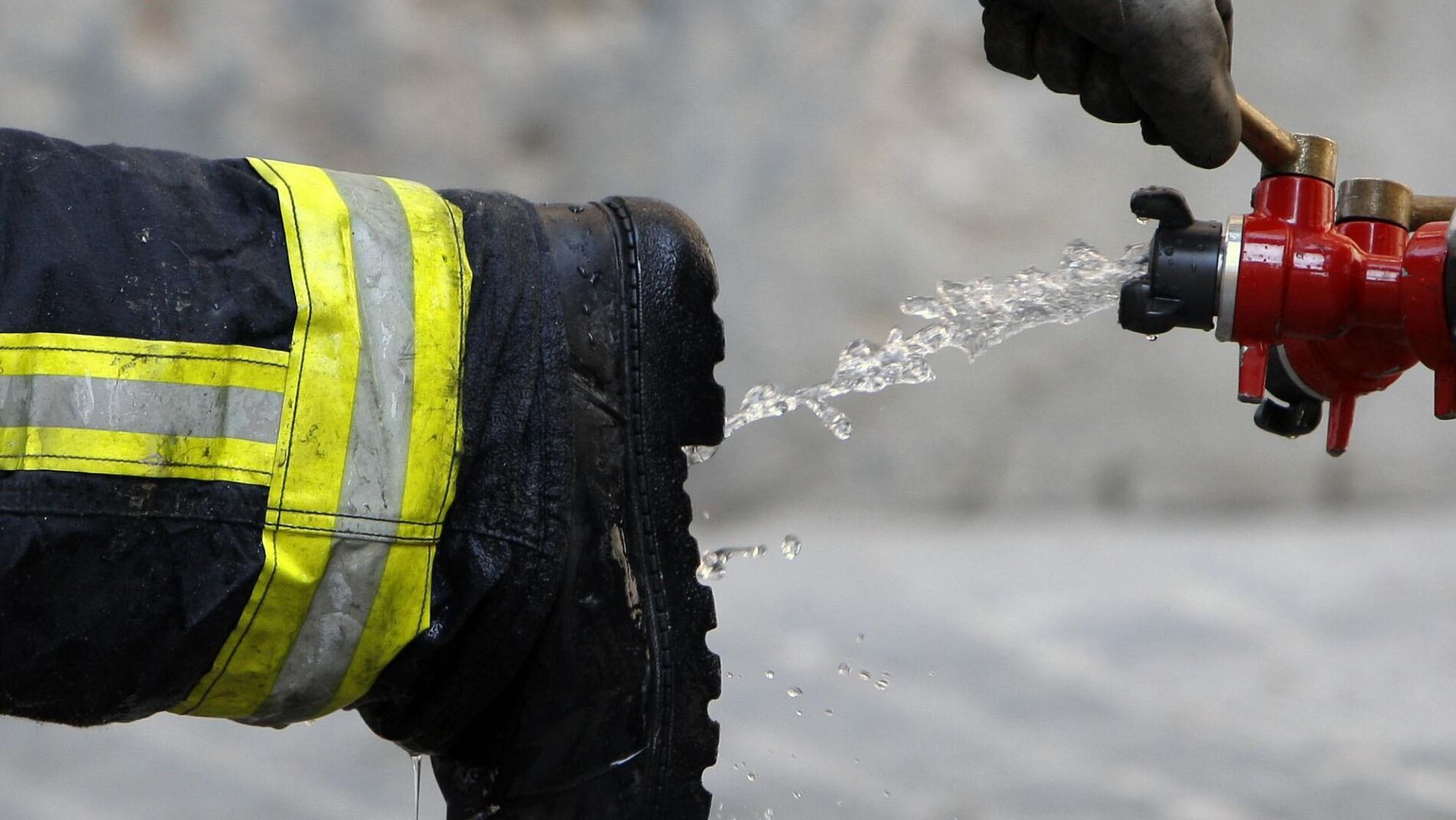 Bombero limpia sus botas
