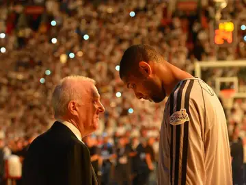 Gregg Popovich y Tim Duncan, antes de un partido de las Finales de 2013 Gregg Popovich y Tim Duncan, antes de un partido de las Finales de 2013