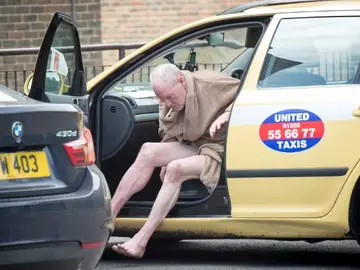 Paul Gascoigne se baja de un taxi con sólo una bata Paul Gascoigne se baja de un taxi con sólo una bata