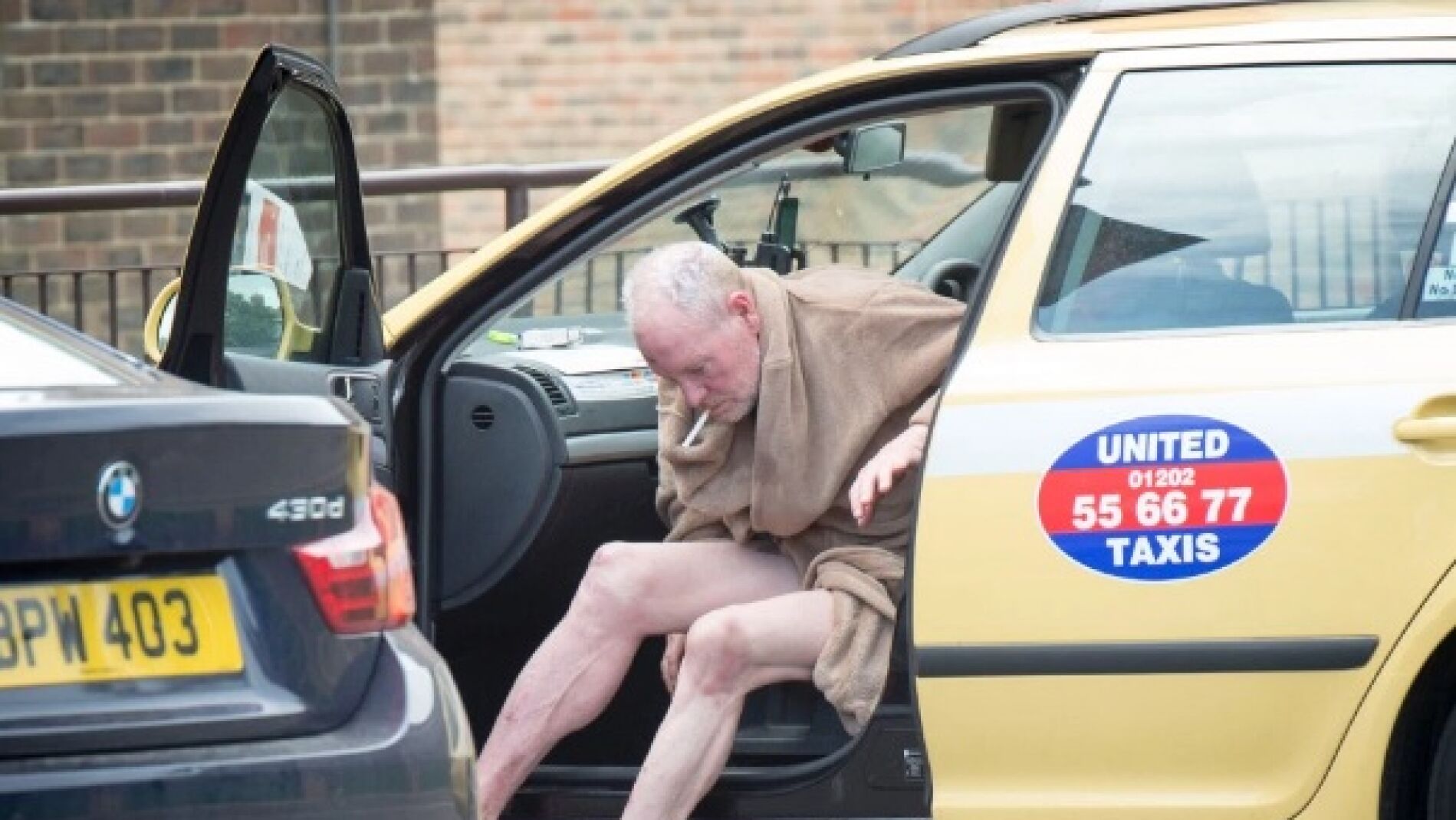 Paul Gascoigne se baja de un taxi con s&oacute;lo una bata