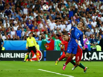 Griezmann remata de cabeza Griezmann remata de cabeza