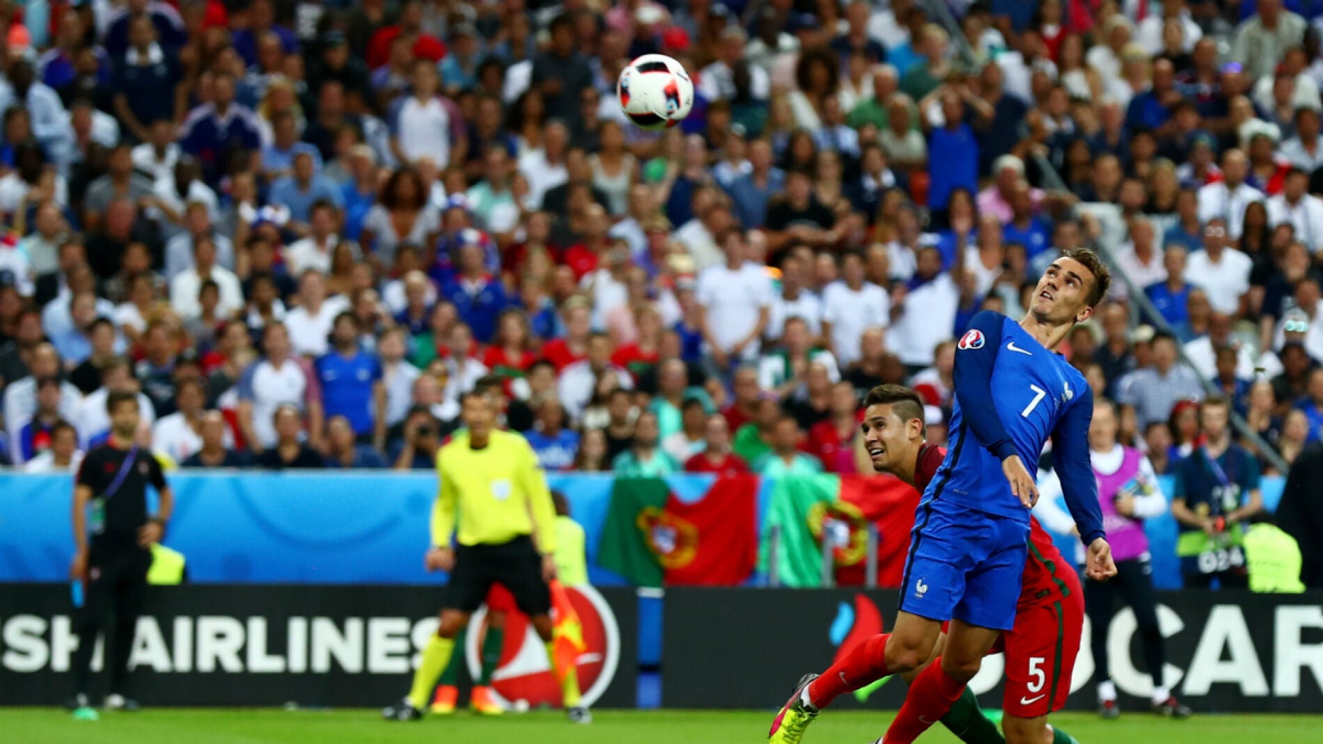 Griezmann remata de cabeza