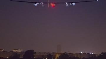 El Solar Impulse II despega de Sevilla con rumbo a El Cairo.