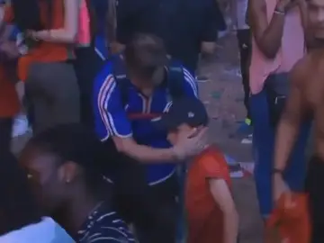 Niño portugués consuela a un aficionado francés Niño portugués consuela a un aficionado francés