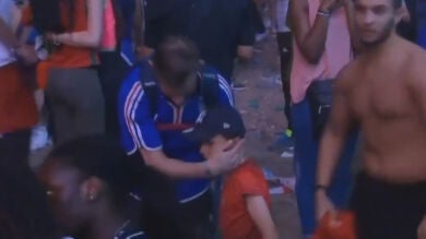 El aficionado francés consolado por un niño luso tras la final de la Eurocopa visita Portugal