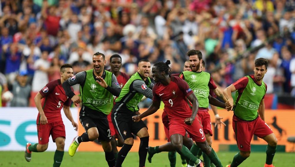 Éder celebra su histórico gol ante Francia