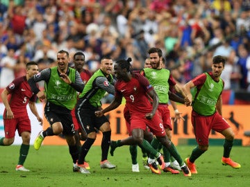Éder celebra su histórico gol ante Francia