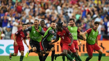 Éder celebra su histórico gol ante Francia