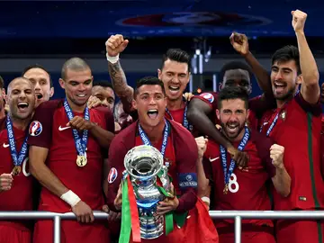 Cristiano Ronaldo alza el título al cielo de Saint-Denis Cristiano Ronaldo alza el título al cielo de Saint-Denis