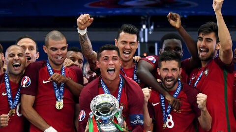 Cristiano Ronaldo alza el t&iacute;tulo al cielo de Saint-Denis