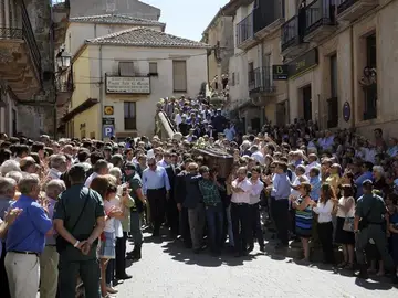 El ferétro de Víctor Barrio, a hombros por Sepúlveda. El ferétro de Víctor Barrio, a hombros por Sepúlveda.