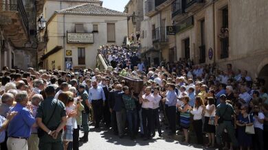 El féretro del torero Víctor Barrio da la 'vuelta al ruedo' entre sus paisanos de Sepúlveda