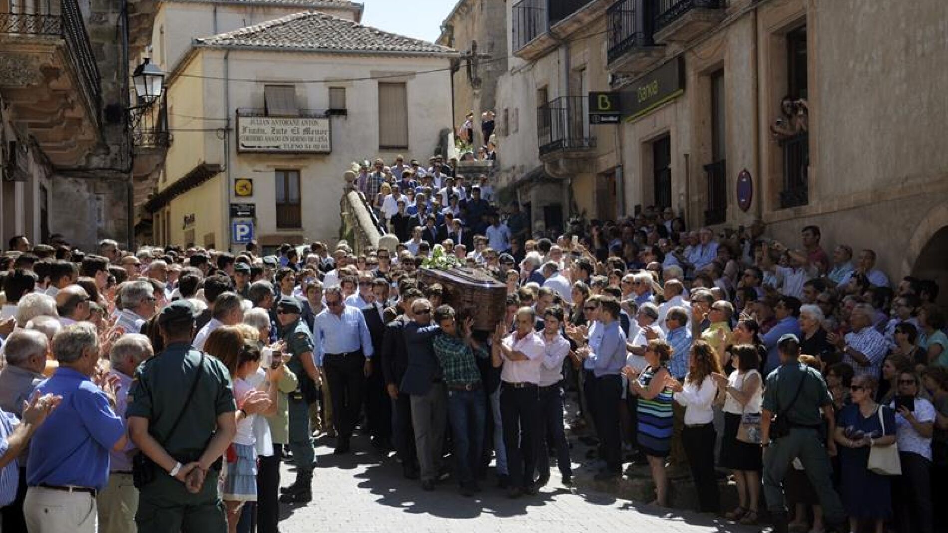 El fer&eacute;tro de V&iacute;ctor Barrio, a hombros por Sep&uacute;lveda.