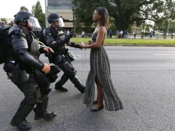 La imagen de una mujer negra frente a la Policía durantes la protestas en EEuU contra la violencia racial conmueve al mundo