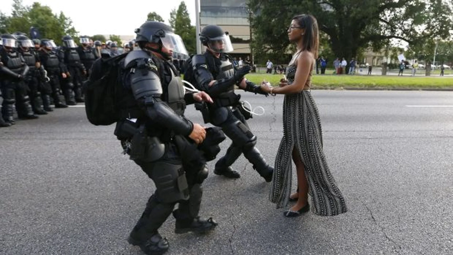 La imagen de una mujer negra frente a la Policía durantes la protestas en EEuU contra la violencia racial conmueve al mundo La imagen de una mujer negra frente a la Policía durantes la protestas en EEuU contra la violencia racial conmueve al mundo