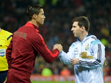 Cristiano Ronaldo y Leo Messi se saludan antes de un partido