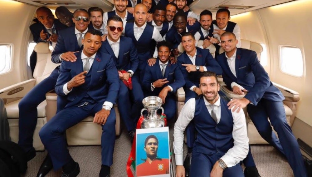 Los campeones posan con la Copa y una fotografía de Eusebio