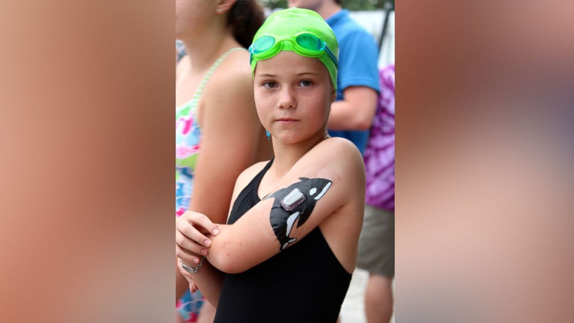 Claire Engler con la orca en el dispositivo medidor de glucosa