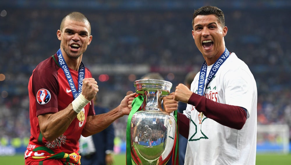 Cristiano Ronaldo y Pepe posan con la Eurocopa durante la celebración en Saint-Denis