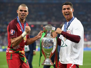 Cristiano Ronaldo y Pepe posan con la Eurocopa durante la celebración en Saint-Denis
