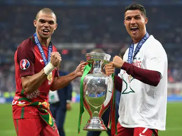 Cristiano Ronaldo y Pepe posan con la Eurocopa durante la celebración en Saint-Denis Cristiano Ronaldo y Pepe posan con la Eurocopa durante la celebración en Saint-Denis