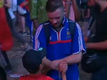 Un niño consuela a un hincha francés Un niño consuela a un hincha francés