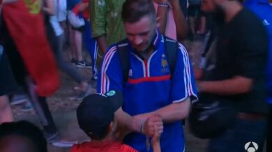 Ejemplar lección de deportividad de un niño portugués consolando a un hincha francés