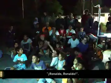 Así se vivió la final de la Eurocopa en un campo de refugiados Así se vivió la final de la Eurocopa en un campo de refugiados