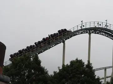 Los pasajeros en el momento de ser evacuados de la atracción de 'Thorpe Park'. Los pasajeros en el momento de ser evacuados de la atracción de 'Thorpe Park'.