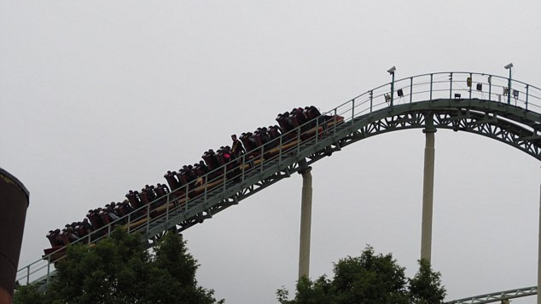 Los pasajeros en el momento de ser evacuados de la atracci&oacute;n de 'Thorpe Park'. 