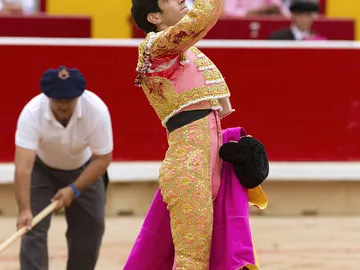 El diestro López Simón brinda al cielo por el torero Víctor Barrio El diestro López Simón brinda al cielo por el torero Víctor Barrio