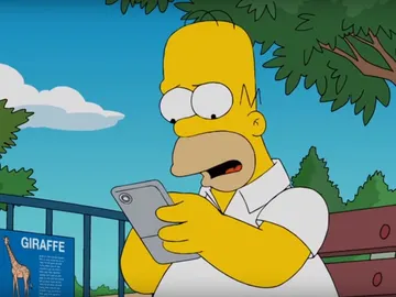 Homer Simpson, capturado por el fenómeno de 'Pokémon Go' en 'Los Simpson' Homer Simpson, capturado por el fenómeno de 'Pokémon Go' en 'Los Simpson'