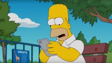 Homer Simpson, capturado por el fenómeno de 'Pokémon Go' en 'Los Simpson'