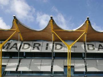 Vista de la fachada del Nuevo Area Terminal (NAT) del aeropuerto madrileño de Barajas.