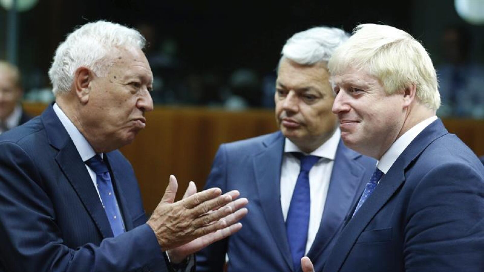 Garc&iacute;a-Margallo conversa con Johnson y Reynders